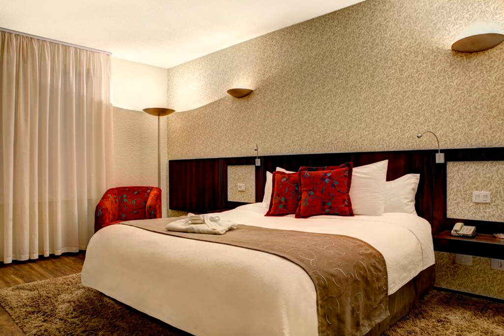 Suíte Luxo Duplo Casal – Quality Hotel Curitiba