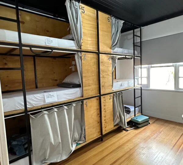 Cama em Dormitório Solteiro ou Beliche – Hostel Hug Brasil