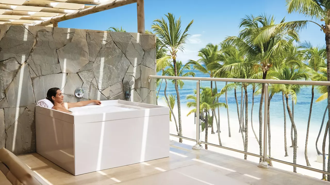 Junior Suite “Ocean Front” – Single Premium Level